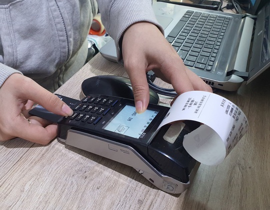 Chủ thẻ tín dụng được miễn, giảm lãi suất do dịch Covid-19 - Ảnh 1.