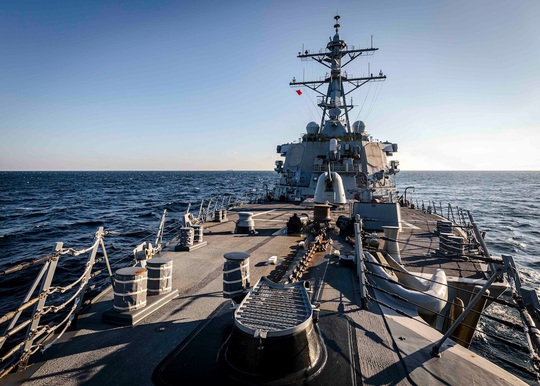 Tàu chiến Mỹ USS John S. McCain đi gần quần đảo Hoàng Sa - Ảnh 1.