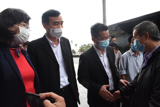 Phó Giám đốc Sở Y tế Đà Nẵng cùng 7 y bác sĩ lên đường đến Gia Lai hỗ trợ truy vết Covid-19 - Ảnh 2.