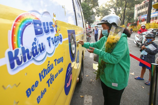Độc đáo xe bus phát khẩu trang miễn phí giữa trung tâm TP HCM - Ảnh 1.