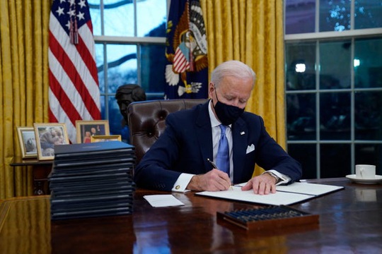 Chính quyền Tổng thống Biden loại bỏ hàng loạt người do ông Trump bổ nhiệm - Ảnh 2.