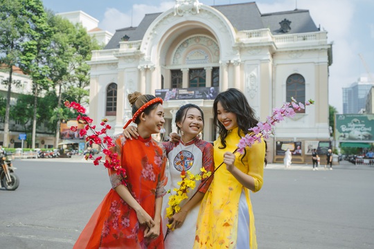 Dàn nghệ sĩ Việt chúc Tết khán giả trong Tết là để yêu thương - Ảnh 1.