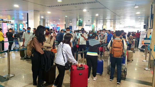 Xét nghiệm 4 mẫu gộp ở sân bay Tân Sơn Nhất: 4 trường hợp nghi nhiễm SARS-CoV-2 - Ảnh 1.