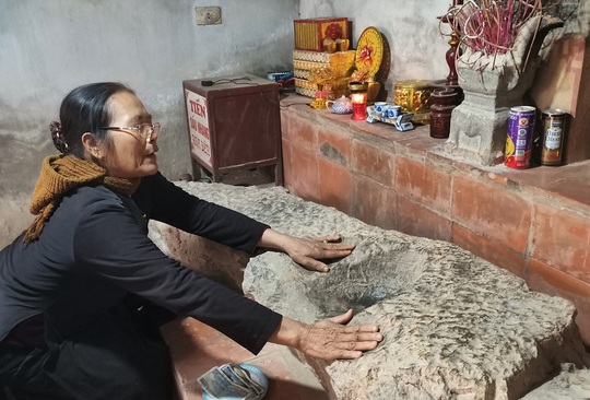 Tảng đá kỳ lạ in hình đầu người và đôi bàn tay ở Thành nhà Hồ - Ảnh 5.