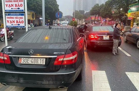 Tạm giữ 2 xe Mercedes cùng biển số trên đường Hà Nội - Ảnh 1.