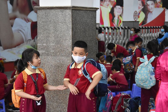 TP HCM: Bảo đảm đủ chỗ học nhưng khó giảm sĩ số - Ảnh 1.