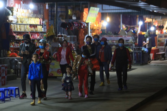 Thức xuyên đêm chờ lễ hội chùa Hương mở cửa trở lại - Ảnh 1.