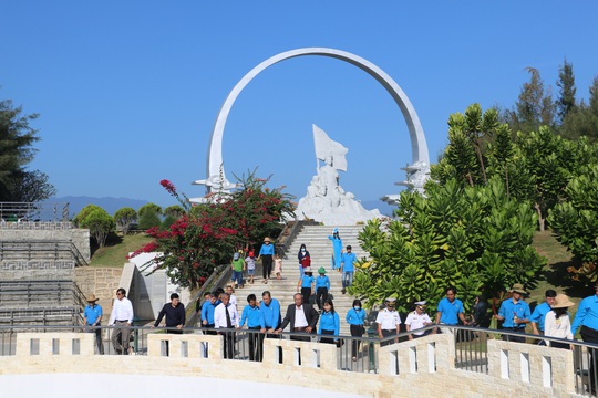 Dâng hương tưởng nhớ 64 chiến sĩ hi sinh tại Gạc Ma - Ảnh 2.