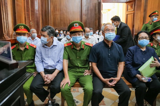 Toàn cảnh phiên toà xét xử ông Nguyễn Thành Tài và nữ đại gia ngày đầu tiên - Ảnh 9.