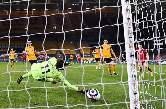 Thủ môn chấn thương kinh hoàng, Wolverhampton bại trận trước Liverpool - Ảnh 2.