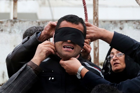 Iran treo cổ 4 tên cưỡng hiếp phụ nữ trước mặt chồng nạn nhân - Ảnh 1.