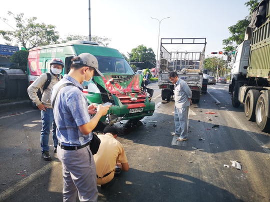 Tai nạn liên hoàn trên Quốc lộ 51, xe đầu kéo vắt qua dải phân cách - Ảnh 2.