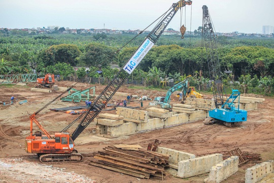 CLIP: Hàng trăm công nhân hối hả xây cầu Vĩnh Tuy 2 mức đầu tư 2.538 tỉ đồng - Ảnh 10.