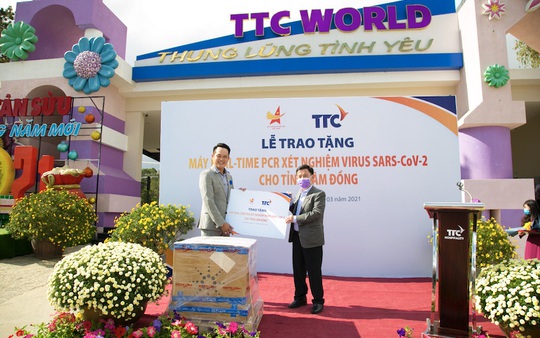 Hội Doanh nhân trẻ Việt Nam và Tập đoàn TTC tặng máy Real-time PCR xét nghiệm virus SARS-CoV-2 cho tỉnh Lâm Đồng - Ảnh 1.