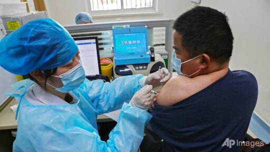 Trung Quốc: Y tá tiêm đủ 2 liều vắc-xin bị mắc Covid-19 - Ảnh 1.