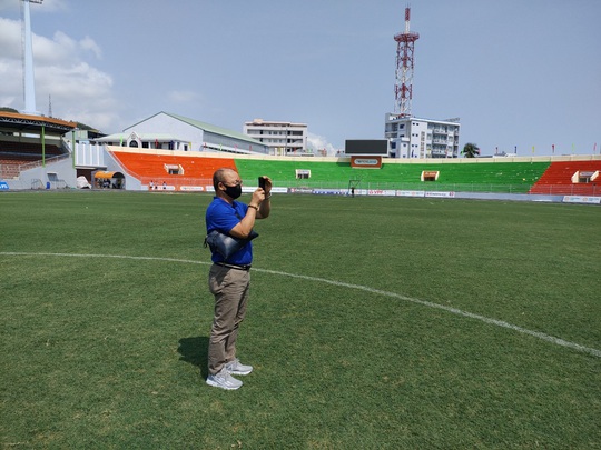 HLV Park Hang-seo bất ngờ kiểm tra chất lượng mặt cỏ sân Quy Nhơn - Ảnh 2.