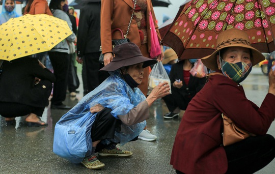 CLIP: Hàng vạn người đội mưa chen chân tới chùa Tam Chúc - Ảnh 8.