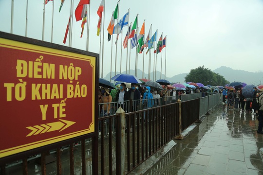 CLIP: Hàng vạn người đội mưa chen chân tới chùa Tam Chúc - Ảnh 2.