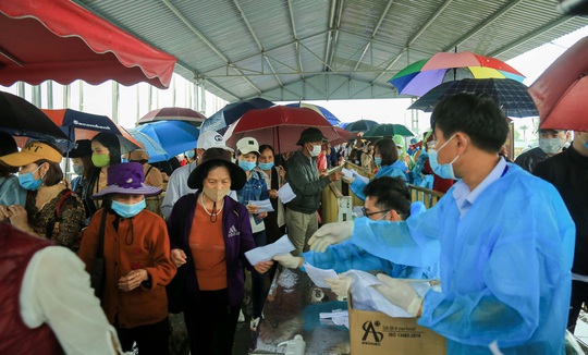 CLIP: Hàng vạn người đội mưa chen chân tới chùa Tam Chúc - Ảnh 7.