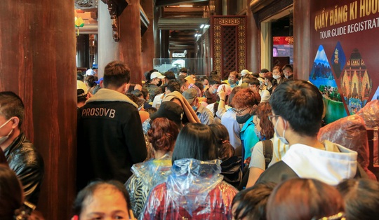 CLIP: Hàng vạn người đội mưa chen chân tới chùa Tam Chúc - Ảnh 12.