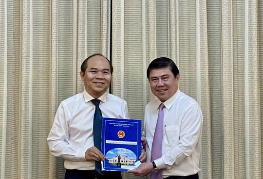 Chủ tịch UBND TP HCM trao quyết định điều động, bổ nhiệm 3 nhân sự lãnh đạo - Ảnh 1.