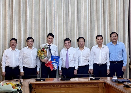 Chủ tịch UBND TP HCM trao quyết định điều động, bổ nhiệm 3 nhân sự lãnh đạo - Ảnh 4.