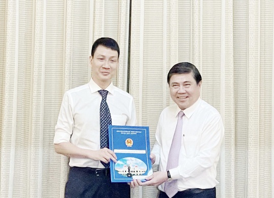 Chủ tịch UBND TP HCM trao quyết định điều động, bổ nhiệm 3 nhân sự lãnh đạo - Ảnh 2.