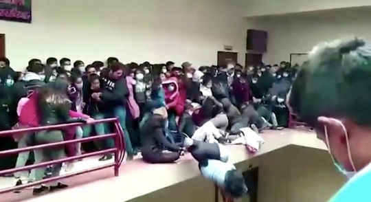 5 sinh viên Bolivia chết khi ban công trường đại học sụp đổ - Ảnh 4.