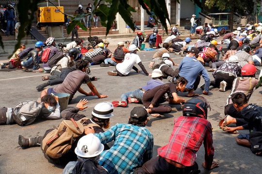 Cảnh sát Myanmar nổ súng vào đám đông biểu tình, 9 người chết - Ảnh 1.