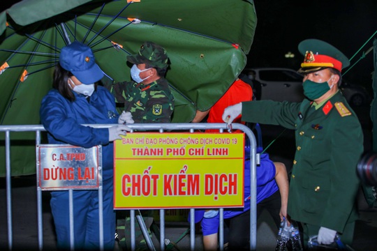 CLIP: Người dân cầm cờ hô vang “Hải Dương chiến thắng” trong đêm dỡ lệnh phong toả - Ảnh 11.