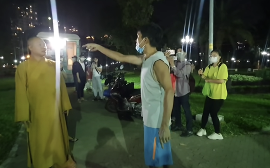 Công an mời nhiều Youtuber quay nội dung Thầy chùa ăn thịt chó ở Củ Chi - Ảnh 1.