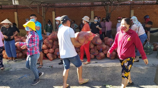 Trong 24 giờ, người dân Bà Rịa - Vũng Tàu giải cứu gần 60 tấn nông sản Hải Dương - Ảnh 4.