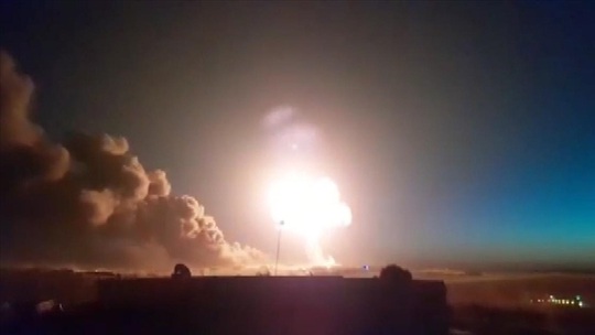 Syria: Nhiều nhà máy lọc dầu bị dội tên lửa, hàng chục người thương vong - Ảnh 1.