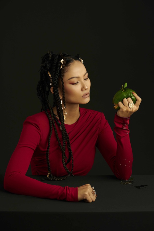 Giải mã hashtag về phụ nữ trong bộ ảnh mới của Hoa hậu H’Hen Niê - Ảnh 6.