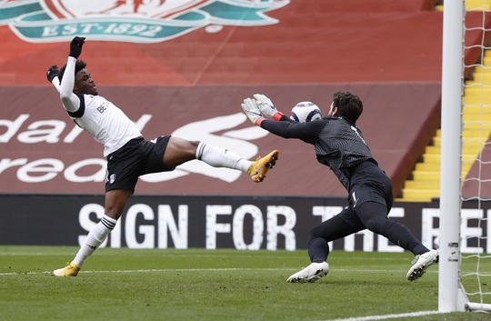 Tân binh Fulham thắng sốc, đương kim vô địch Liverpool sa lầy ở Anfield - Ảnh 3.