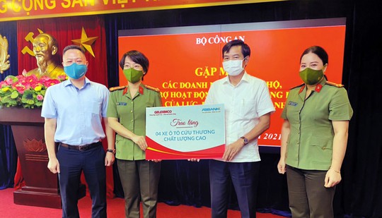 Tập đoàn Geleximco và ABBANK tặng tuyến đầu 4 xe cứu thương chuyên chở bệnh nhân Covid-19 - Ảnh 1.