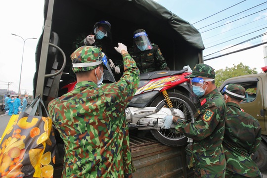 Quân đội, công an tặng thực phẩm, nước uống cho người dân trước khi rời TP HCM về quê - Ảnh 11.