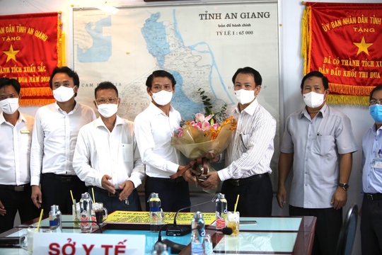 Tập đoàn Phương Trang trao tặng hàng loạt thiết bị y tế đến tỉnh An Giang - Ảnh 2.