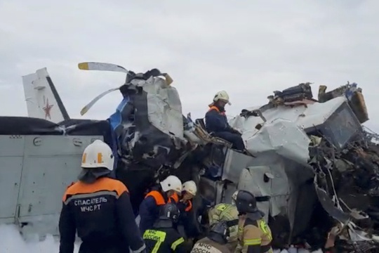 Máy bay Nga rơi và gãy làm đôi, 15 người thiệt mạng - Ảnh 1.