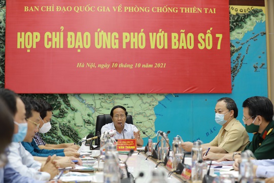 Bão Kompasu giật cấp 13 đang lao vào biển Đông, Phó Thủ tướng chủ trì họp khẩn ứng phó - Ảnh 1.