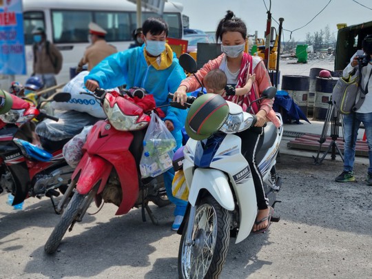 Bí thư Đà Nẵng trao chìa khóa xe máy mới cho bà con về quê - Ảnh 4.
