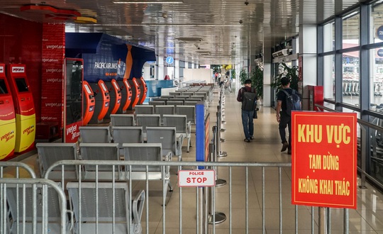 Cận cảnh sân bay Nội Bài vắng vẻ ngày đầu mở cửa đón khách trở lại - Ảnh 10.