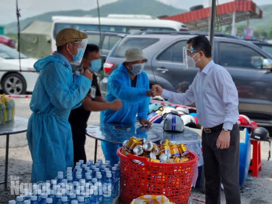 Bí thư Đà Nẵng trao chìa khóa xe máy mới cho bà con về quê - Ảnh 6.