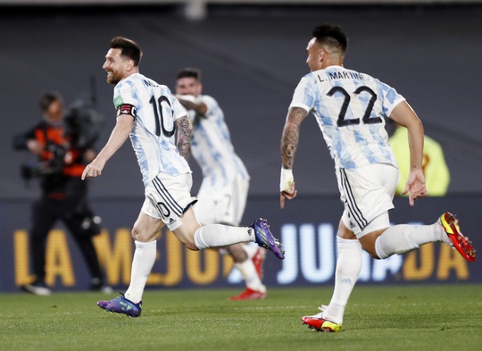 Lionel Messi lập kỷ lục Nam Mỹ, Argentina bám sát kình địch Brazil - Ảnh 3.