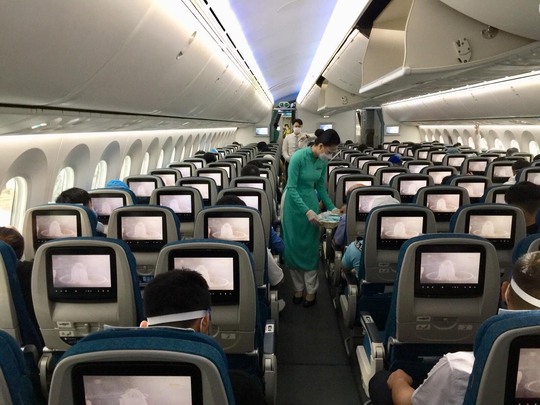 Chuyến bay thương mại đầu tiên từ TP HCM ra Hà Nội sau giãn cách - Ảnh 8.