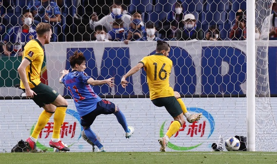 Đánh bại tuyển Úc, Nhật Bản lọt Top 3 bảng B - Ảnh 8.