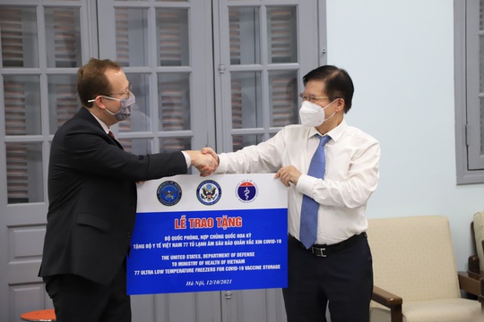Việt Nam tiếp nhận tủ lạnh âm sâu từ Mỹ để bảo quản vắc-xin Pfizer - Ảnh 3.