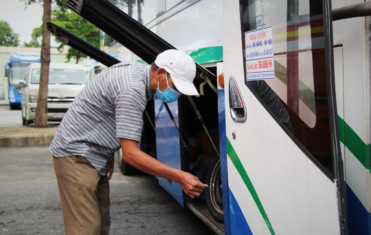 Bến xe Trung tâm Đà Nẵng vắng tanh trong ngày đầu vận tải đường bộ liên tỉnh được nối lại - Ảnh 12.