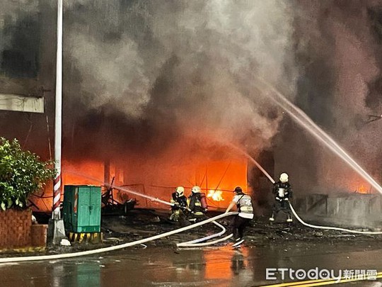 Đài Loan: Nổ lớn, tòa nhà 13 tầng cháy suốt đêm, 46 người chết - Ảnh 1.