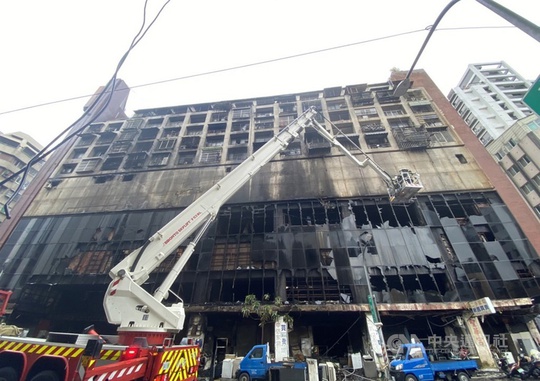 Đài Loan: Nổ lớn, tòa nhà 13 tầng cháy suốt đêm, 46 người chết - Ảnh 4.